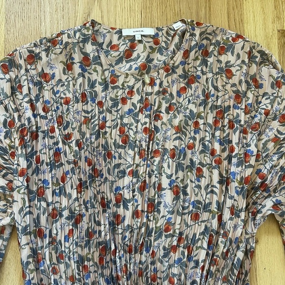 VINCE pomegranate pleated blouse keyhole v-neck charmeuse long sleeve size L - Picture 8 of 16